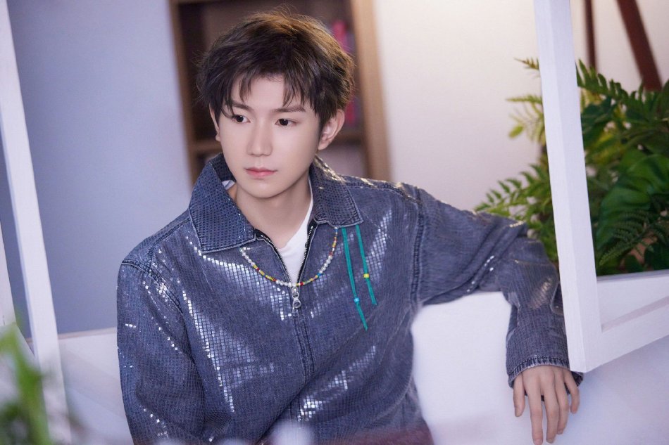 王源最新写真集曝光,从2017到2021的成长与蜕变