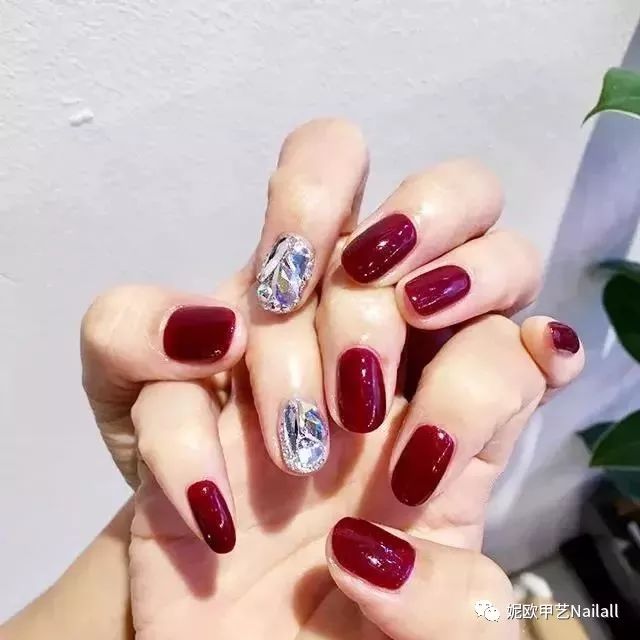 最新美甲红色款式图片,最新美甲红色款式图片,让你瞬间心动的美甲新风尚🌟