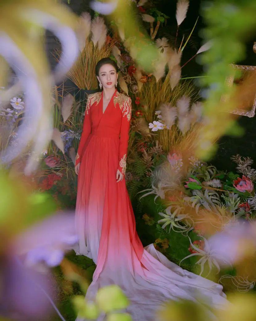 佟丽娅最新发型金色,佟丽娅最新发型,金色魅力席卷而来