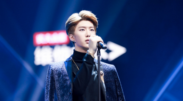 范丞丞最新照片,青春偶像的时尚风采