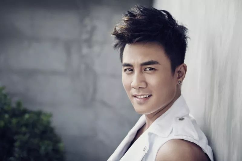 范丞丞最新照片,青春偶像的时尚风采