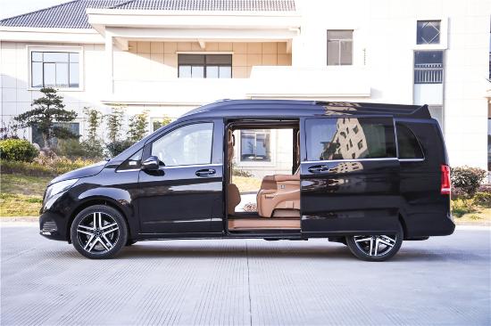 奔驰最新款商务车,家的延伸与友情的纽带