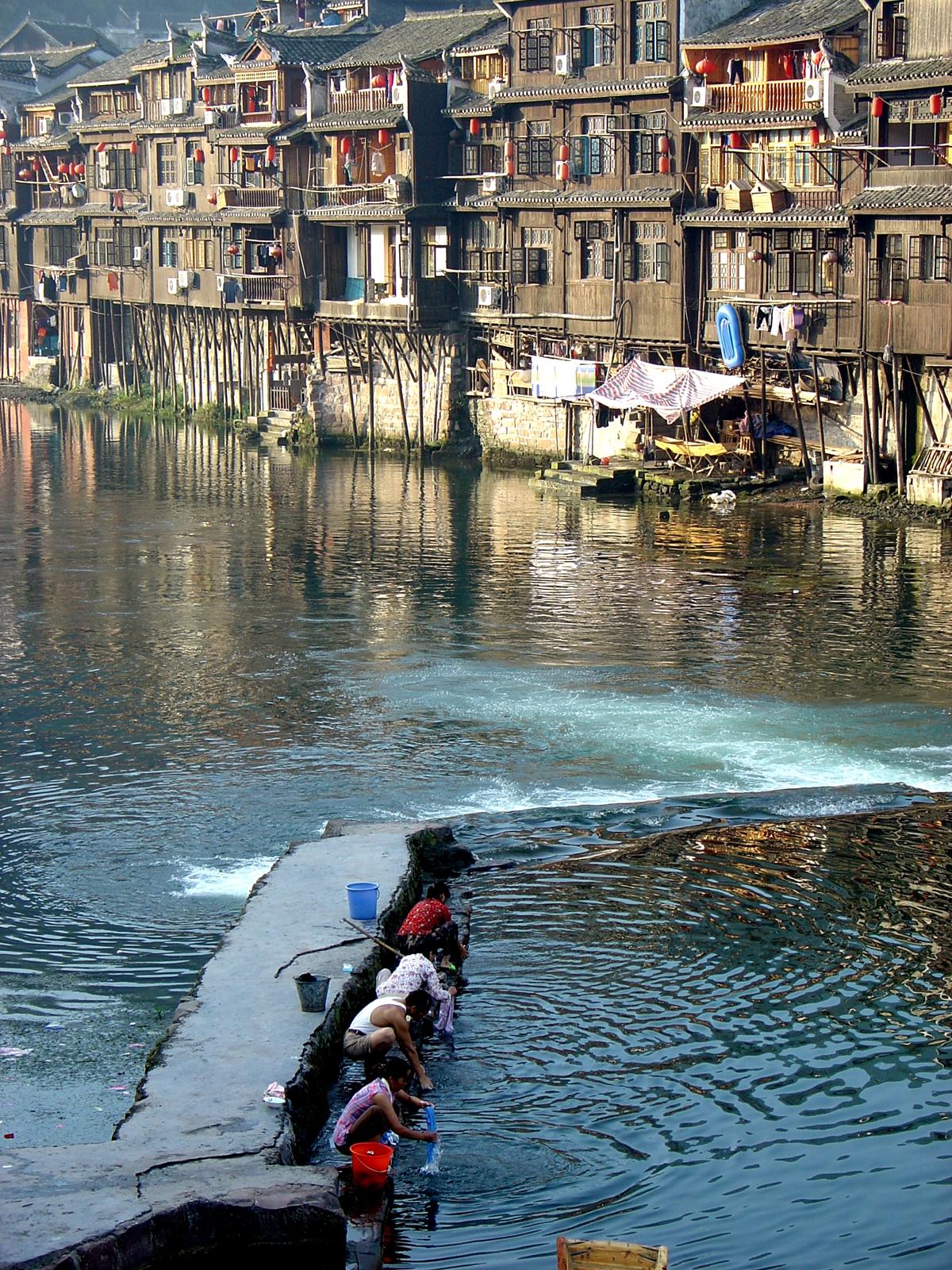 凤凰古城最新新闻发布,科技璀璨凤凰,新品亮相惊艳世界!