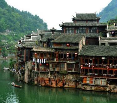 凤凰古城最新新闻发布,科技璀璨凤凰,新品亮相惊艳世界!