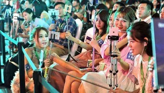 辣妹儿直播,小巷中的隐藏式直播盛宴