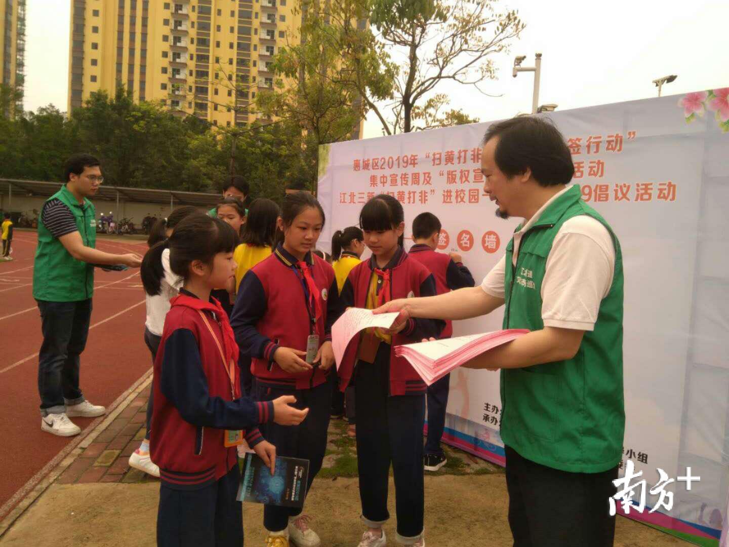 色情内容是不合法的,违反我国相关的法律法规。我们应该遵守法律和道德准则,远离色情内容。作为一个家庭观众,我们可以寻找一些健康、有益的娱乐方式,例如阅读书籍、观看电影、参加体育运动等,这些活动不仅能够丰富我们的生活,还能增强身体素质和陶冶情操。同时,我们也应该注重与亲朋好友之间的情感纽带,分享生活中的趣事和美好时刻,传递爱与陪伴的信息。下面为您创作一个远离色情、传递爱与陪伴的温馨有趣的日常故事。