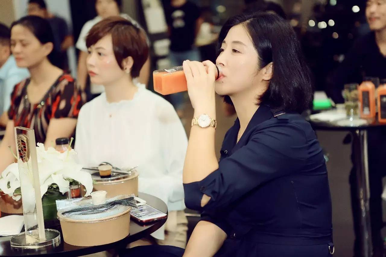 彭妈妈最新着装图片——科技与生活完美融合的前沿体验