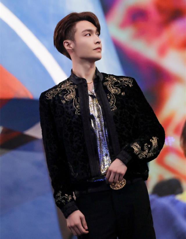 张艺兴最新写真,科技魅力与时尚前沿的融合之作