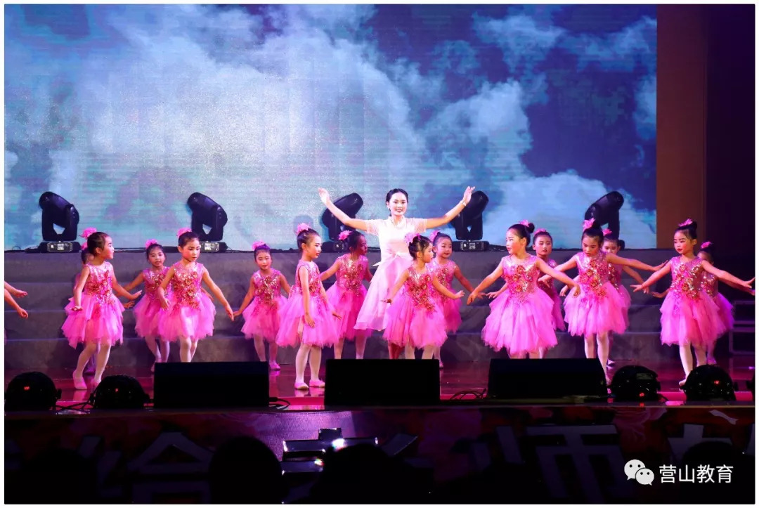 最新幼儿花环舞蹈视频,舞动中的友情与爱的传递