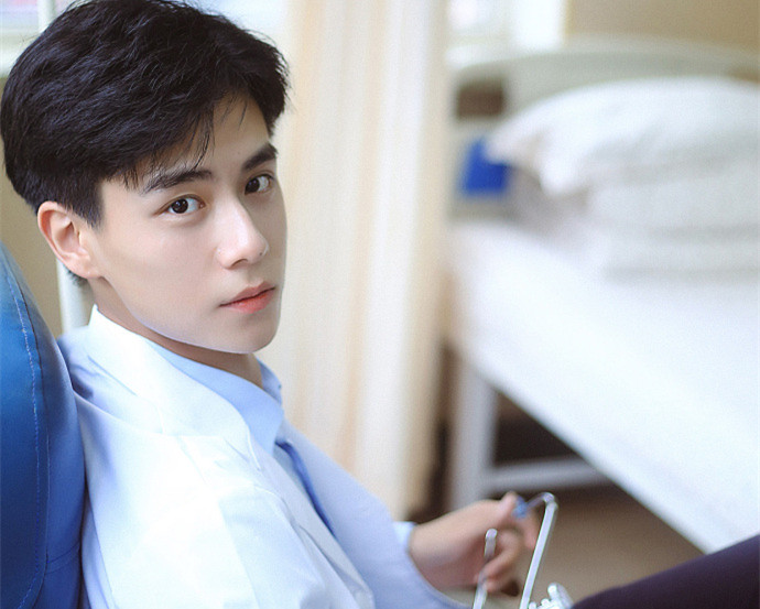 胡先煦最新照片,阳光下的温暖瞬间