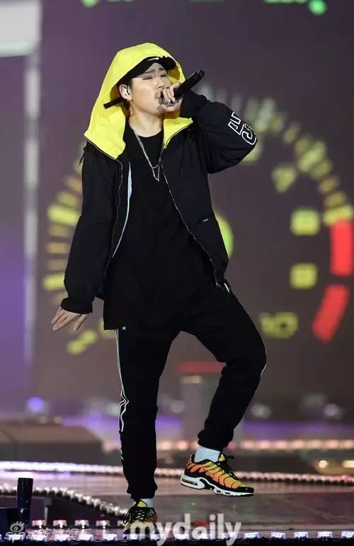 Zico与雪炫的最新同台,音乐与时尚的完美交融