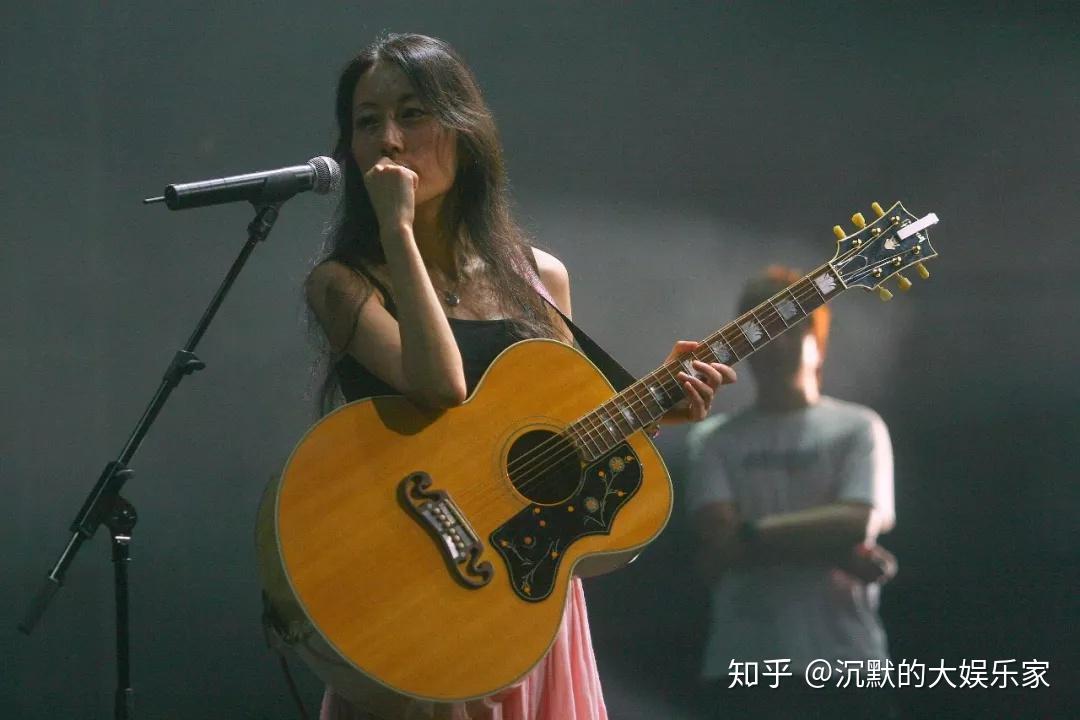 最新摇滚女歌手演出,变化中的自信与成就感