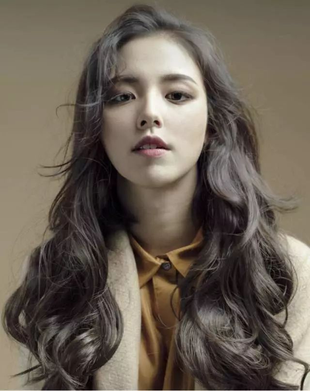 唐嫣最新头发颜色,小巷深处的色彩秘密