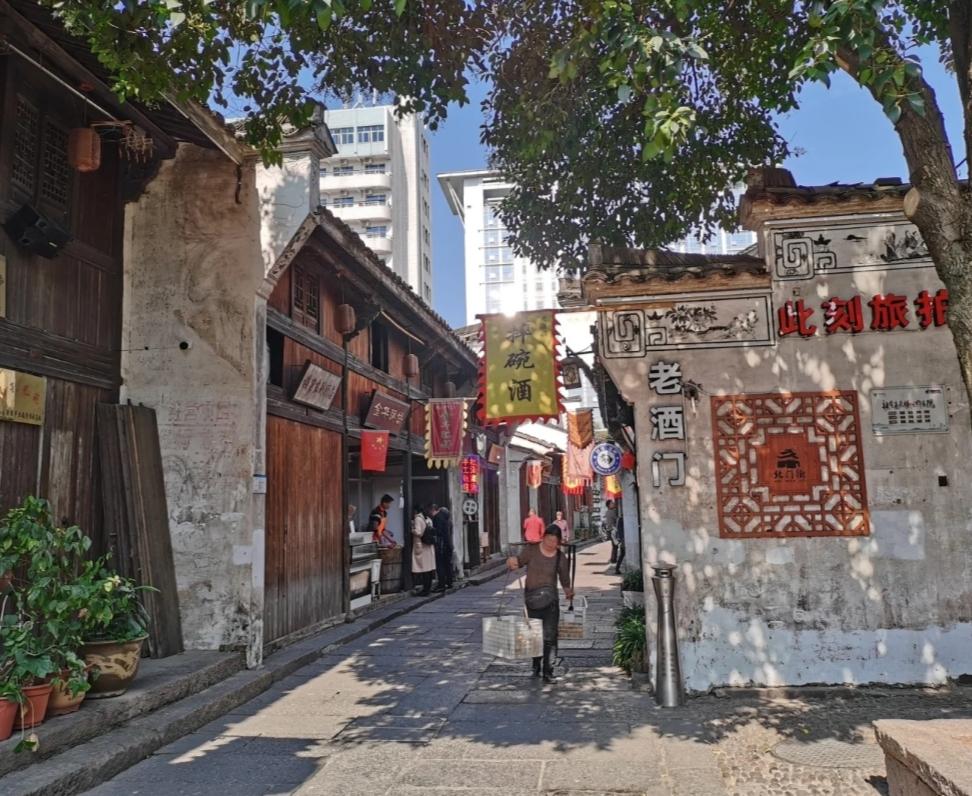 浙江省养老金最新消息,巷弄深处的养老福祉与一家独特小店的故事