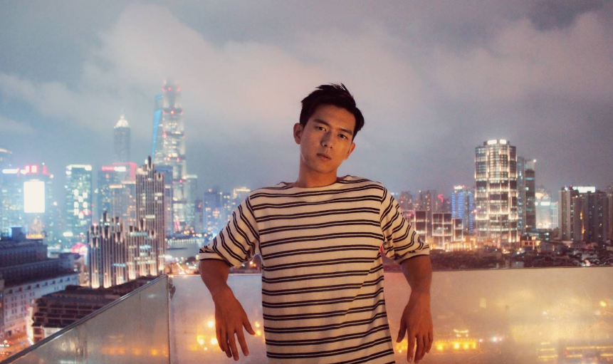 蜜吻999次,乔爷抱与小巷中的甜蜜秘密