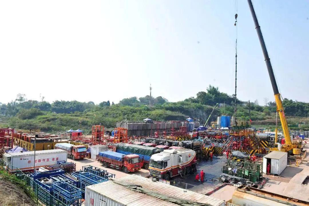 上市水泥与小巷中的隐秘宝藏