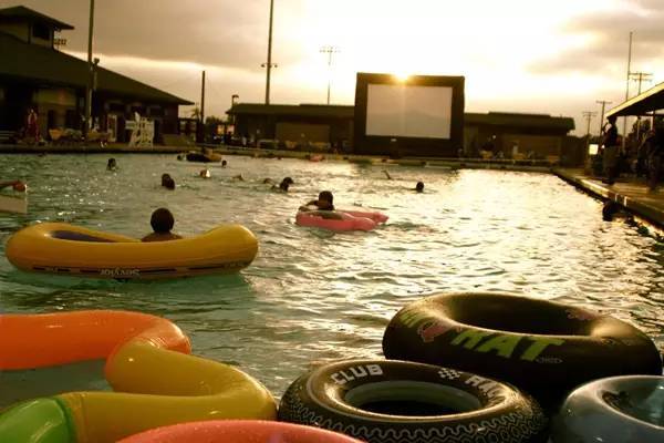 泳池电影,水边的光影魅力