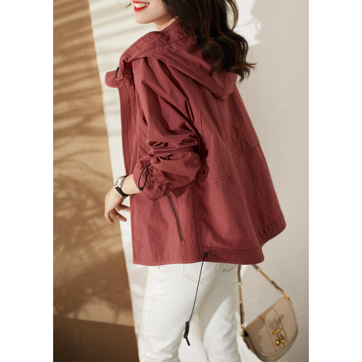 探索自然美景的旅程,穿上2017年新款女士风衣,寻找内心的平静