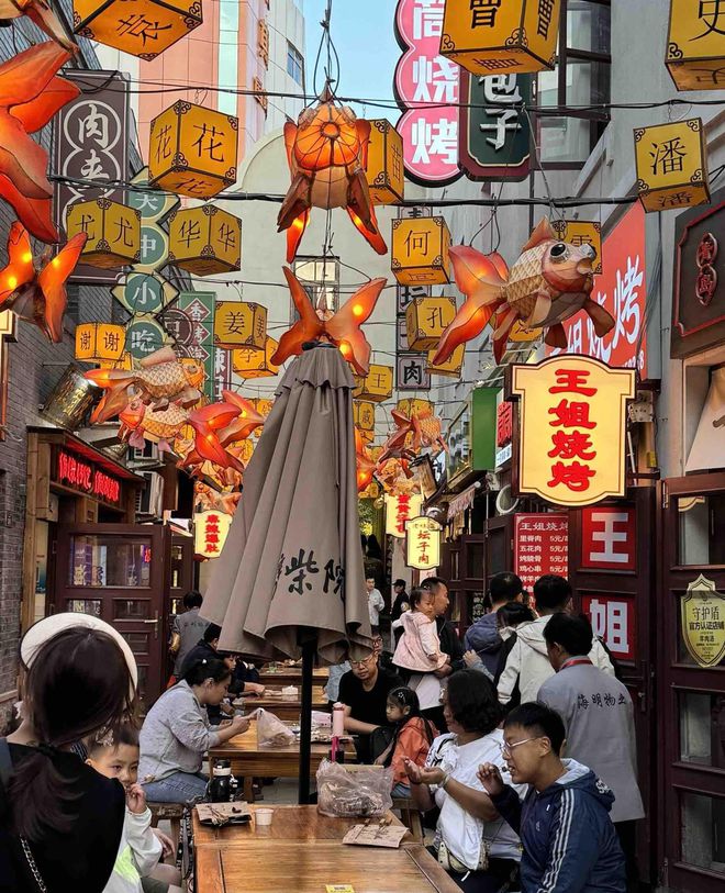 臧雷鸣最新动态,小巷中的美食秘境探秘