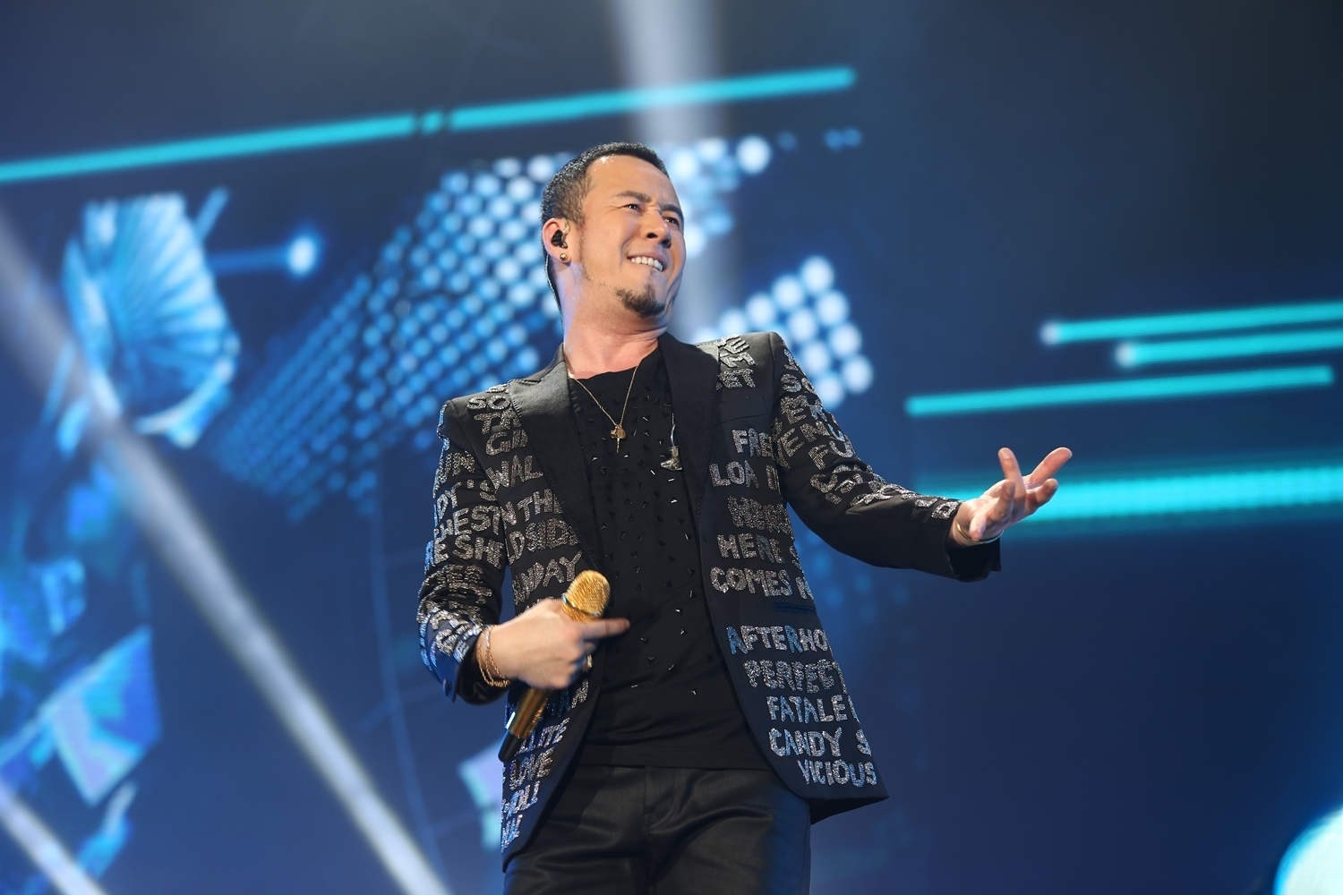 演员杨坤的欢乐日常,舞台之外的朋友与情感纽带