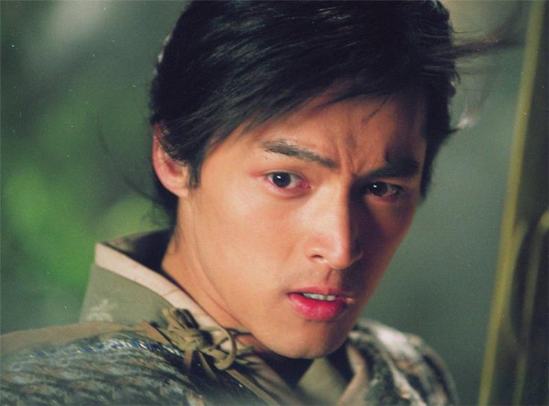 成熟的男明星,变化、自信与成就的力量