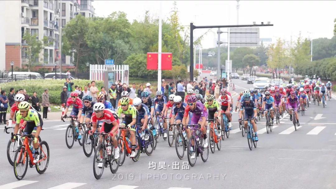 美图新品上市记,一场关于友情与期待的温馨故事