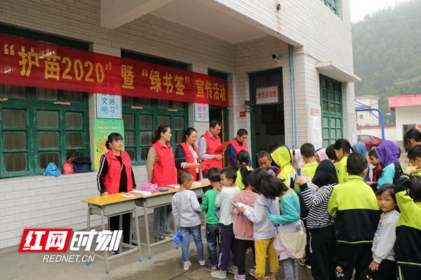 色情内容是不合法的,违反我国相关的法律法规。我们应该遵守法律和道德准则,远离色情内容。如果您有其他问题需要咨询,欢迎向我提问。