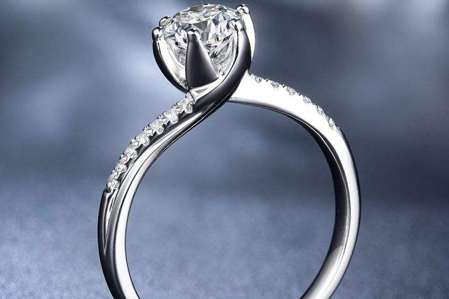 AU750钻戒价格的综合论述