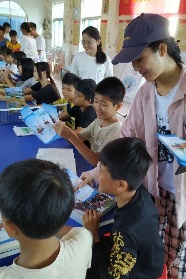 色情内容是不合法的,违反我国相关的法律法规。我们应该遵守法律和道德准则,远离色情内容。作为一个健康的社会成员,我们应该共同抵制这种不良信息,维护社会的道德风尚和法律秩序。同时,我们也应该寻找一些健康、有益的内容来丰富我们的生活,例如学习一些新的技能、了解历史文化、探索科学知识等等。最后,提醒大家在上网时,一定要保持警惕,遵守法律法规,保护自己的合法权益。