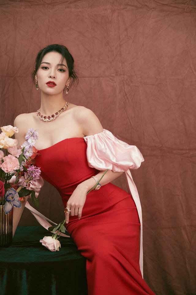 最新群装,时尚与自信的源泉,引领我们走向成功的步伐