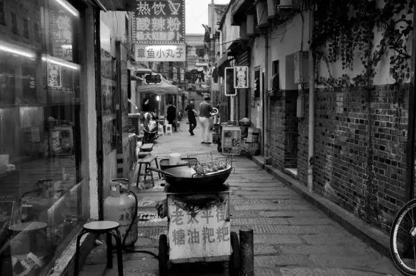 黄洋父母近况更新,小巷中的独特美食探索之旅