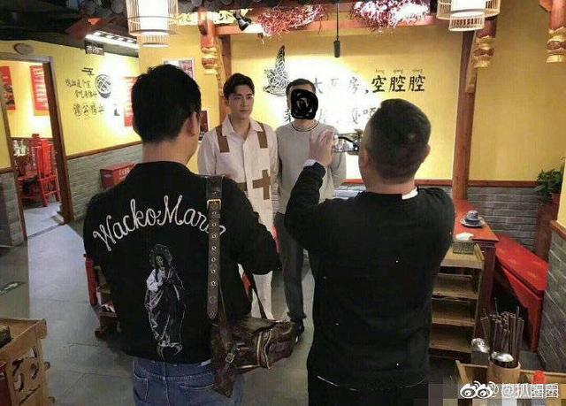 李易峰最新机场风采,偶遇小巷深处的特色小店