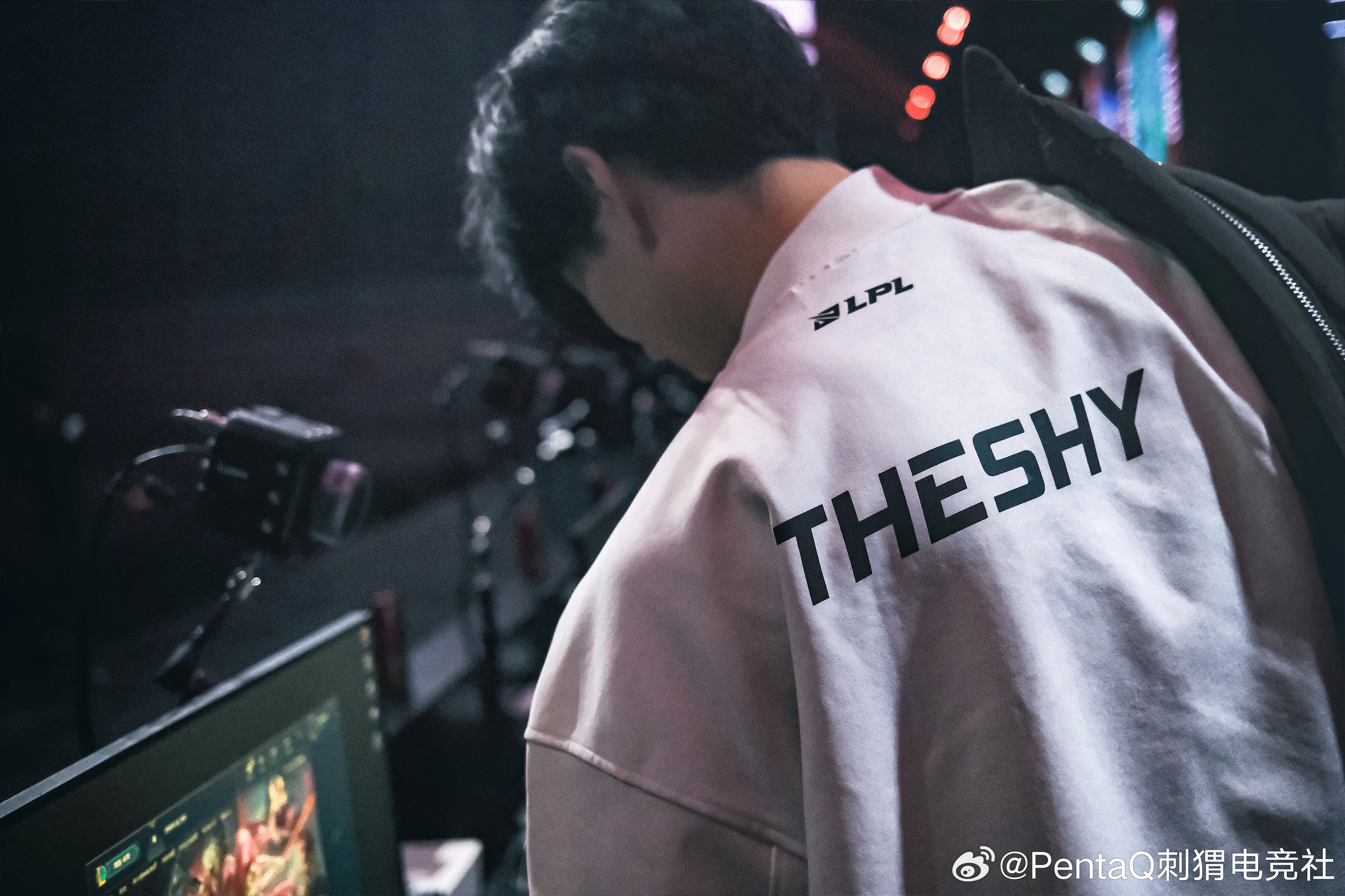 LPL转会2025最新动态,小巷深处的电竞之魂与隐藏的美食奇遇