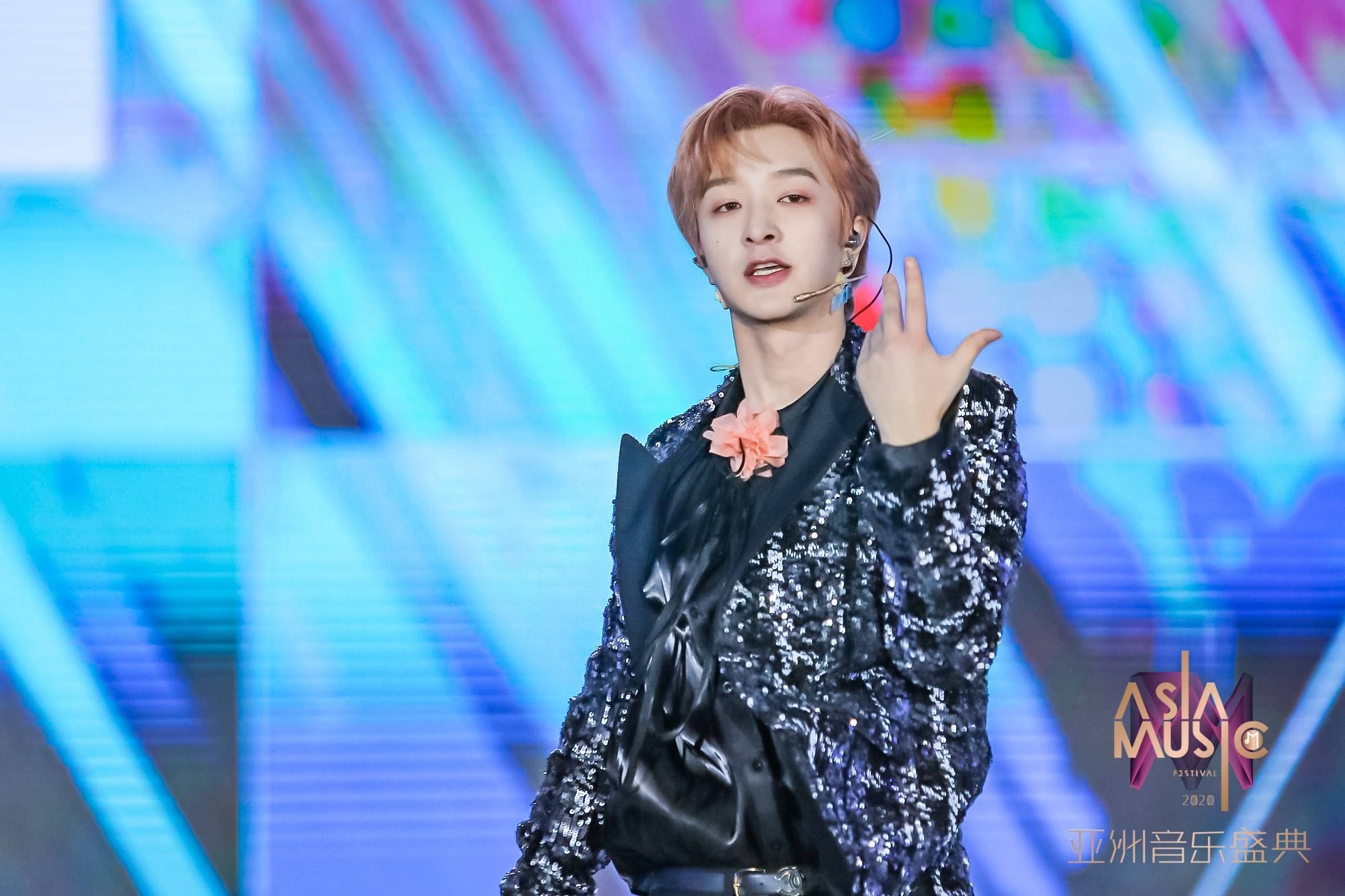 歌唱演员罗菲,歌坛璀璨之星