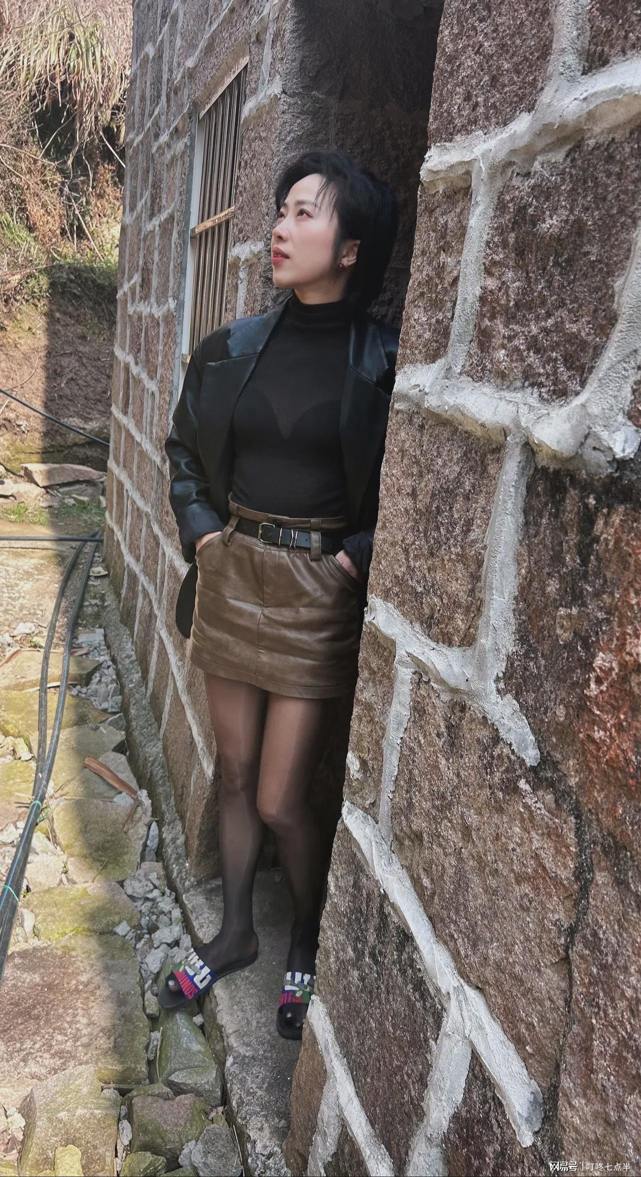 丝袜写真推荐——小巷深处的独特风情