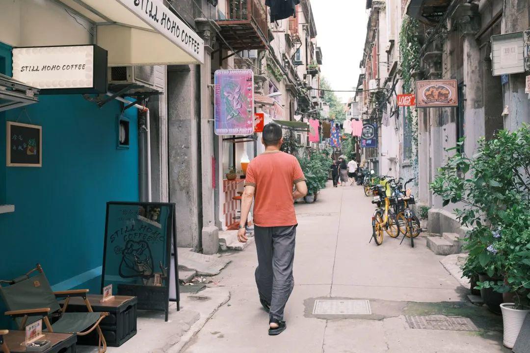 侯霄霖新作品,城市巷弄里的温情日常