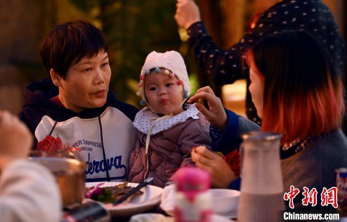 东珠景观上市了,这是一个让所有人都欢欣鼓舞的消息。在这个美好的日子里,我们的主人公小明和他的朋友们也有一段温馨有趣的故事要分享。