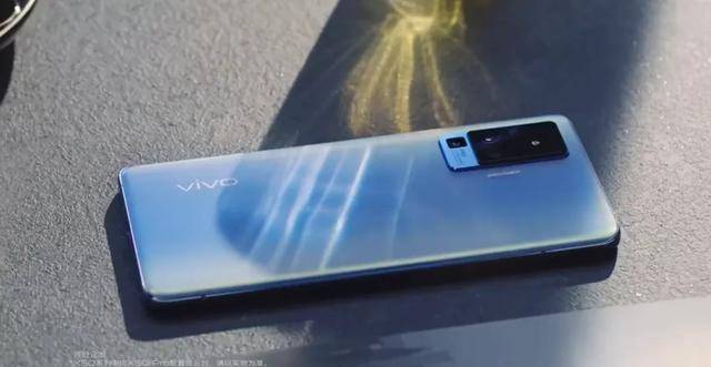 最新透明智能手机,带你探索自然美景,寻找内心的平静