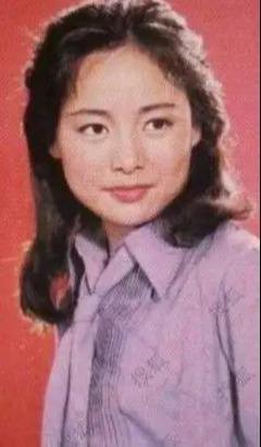 最新流行烫发款式,时尚风潮的多样解读