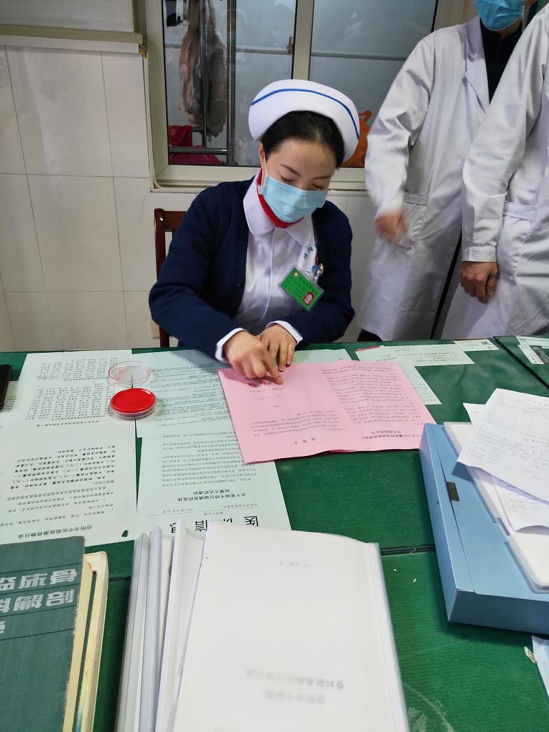 全球最新冠肺炎最新消息下的温馨日常